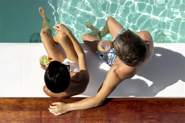 Бассейн и бар у бассейна - палуба 8